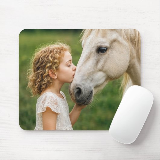 Meisje kust haar paard muismat (Met muis)