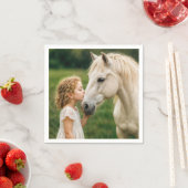 Meisje kust haar paard servet (Insitu)