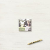 Meisje leest artikel post-it® notes (Op bureau)