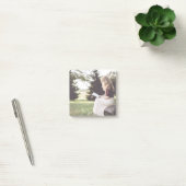 Meisje leest artikel post-it® notes (Kantoor)