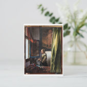 Meisje leest een brief in een open venster, Vermee Briefkaart (Staand voorkant)