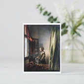 Meisje leest een brief in een open venster, Vermee Briefkaart (Staand voorkant)