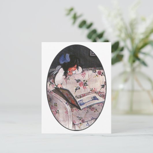 Meisje leest over sofa briefkaart (Staand voorkant)