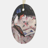 Meisje leest over sofa keramisch ornament (Links)