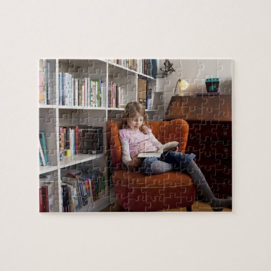 Meisje lezen door boekenplank legpuzzel (Horizontaal)