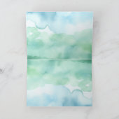 Meisje lezen van een boek onder een boom met een s kaart (Binnen)