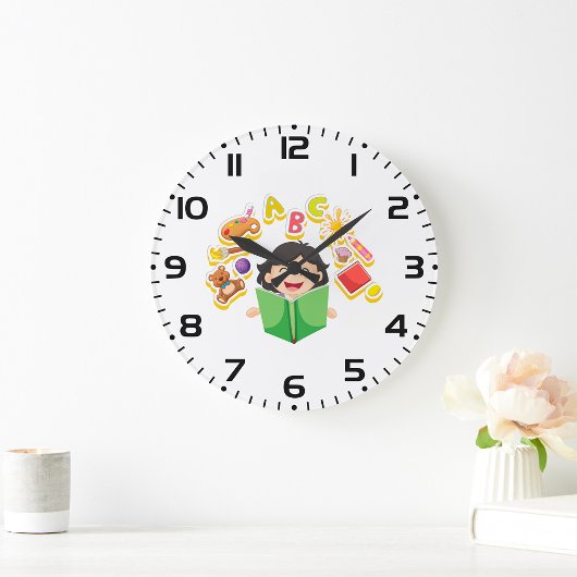 Meisje lezend en lerend ABC letters en speelgoed Grote Klok