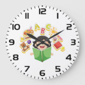 Meisje lezend en lerend ABC letters en speelgoed Grote Klok (Voorkant)