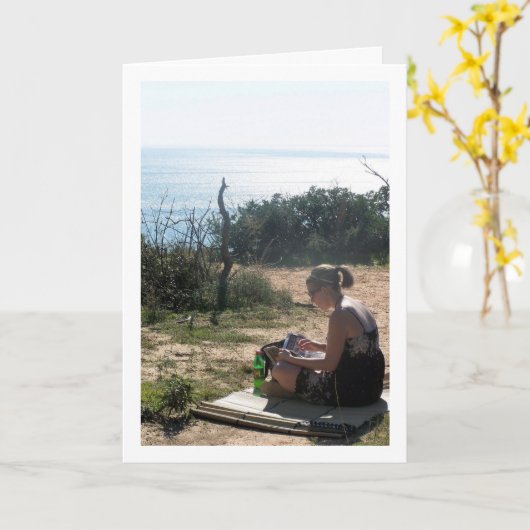 Meisje lezend op het strand kaart (Gele Bloem)