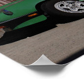 Meisje loopt door oude auto's en bijtende gebouwen poster (Hoek)