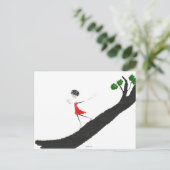 Meisje loopt een boom omlaag briefkaart (Staand voorkant)