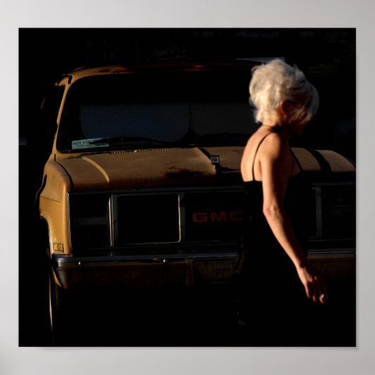 Meisje loopt langs de oude GMC Truck Poster (Voorkant)