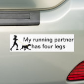 Meisje loopt met haar hommelsticker bumpersticker (Op auto)