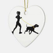 Meisje loopt met haar hondenversiering keramisch ornament (Links)