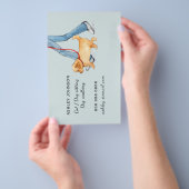 Meisje loopt met hond blauw, hond loopt flyer (Hand)