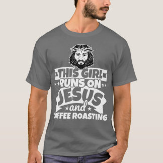 Meisje loopt op Jezus en koffie branden T-shirt