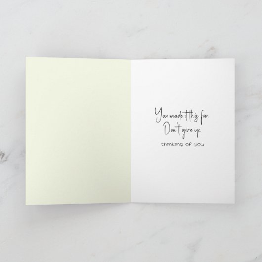 Meisje loopt over een roze hartpad kaart (Binnen)