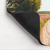 Meisje lopen op een vuil pad muismat (Hoek)