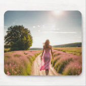 Meisje lopen op een vuil pad muismat (Voorkant)