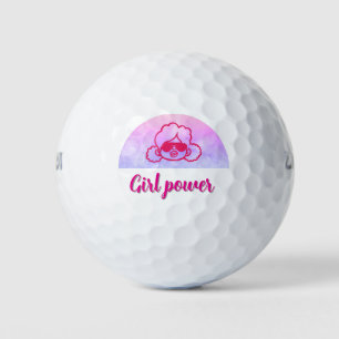 Meisje macht grappige golfbal golfballen
