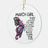 Meisje marché ze heeft me teruggedraaid en ik ben  keramisch ornament (Links)