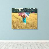 Meisje met Amerikaanse vlag Canvas Afdruk (Insitu (Houten vloer))