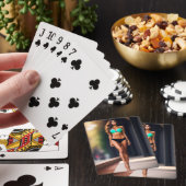 Meisje met bikini op hoge hakken speelkaarten (Insitu)