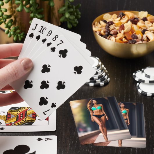 Meisje met bikini op hoge hakken speelkaarten (Insitu)