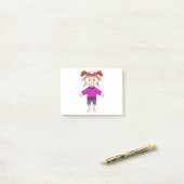 Meisje met comfortabele kleren en vlechten post-it® notes (Op bureau)