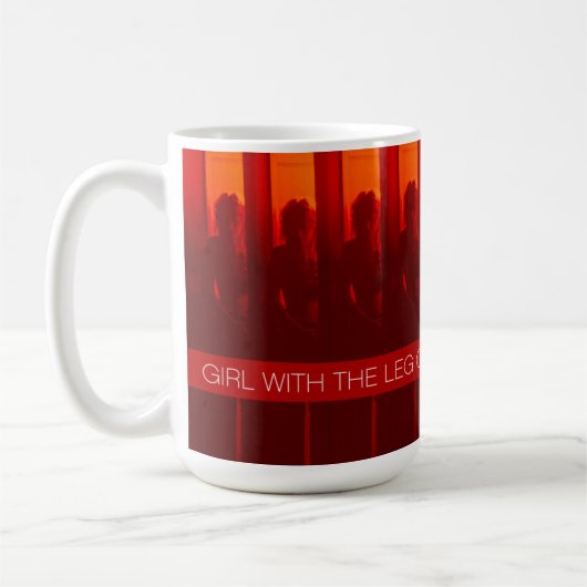 Meisje met een been van glas koffiemok (Links)
