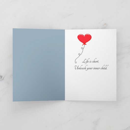 Meisje met een hartballon voor 70ste verjaardag kaart (Binnen)