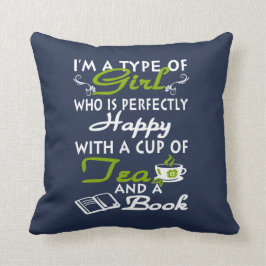 Meisje met een kopje thee en een boek kussen