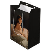 Meisje met een medaillon (door Gerolamo Induno) Medium Cadeauzakje (Voorkant Gekanteld)