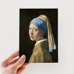 Meisje met een parel oorbel | Johannes Vermeer Briefkaart<br><div class="desc">Meisje met de parel (ca. 1665) | Origineel kunstwerk van de Nederlandse barokschilder Johannes Vermeer (1632-1675). Vermeer staat bekend om het schilderen van taferelen uit de middenklasse. De meeste van zijn werken bevinden zich in dezelfde kamers van zijn eigen huis. Hij was in zijn leven geen bijzonder beroemde of rijke...</div>