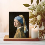 Meisje met een parel oorbel | Johannes Vermeer Briefkaart<br><div class="desc">Meisje met de parel (ca. 1665) | Origineel kunstwerk van de Nederlandse barokschilder Johannes Vermeer (1632-1675). Vermeer staat bekend om het schilderen van taferelen uit de middenklasse. De meeste van zijn werken bevinden zich in dezelfde kamers van zijn eigen huis. Hij was in zijn leven geen bijzonder beroemde of rijke...</div>