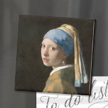 Meisje met een parel oorbel | Johannes Vermeer Magneet<br><div class="desc">Meisje met de parel (ca. 1665) | Origineel kunstwerk van de Nederlandse barokschilder Johannes Vermeer (1632-1675). Vermeer staat bekend om het schilderen van taferelen uit de middenklasse. De meeste van zijn werken bevinden zich in dezelfde kamers van zijn eigen huis. Hij was in zijn leven geen bijzonder beroemde of rijke...</div>