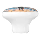 Meisje met een rode ballon bij Sunset Beach Keramische Knop (Zijkant)