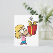 Meisje met een vaders dag cadeau uitnodigingen (Staand voorkant)