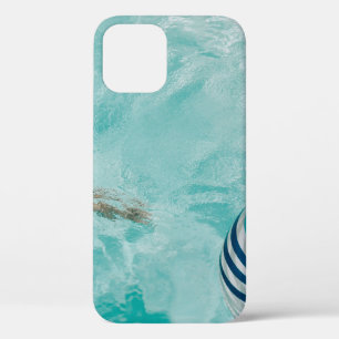 Meisje met een zwempak en zwemmen in een zwembad Case-Mate iPhone case