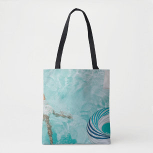 Meisje met een zwempak en zwemmen in een zwembad tote bag