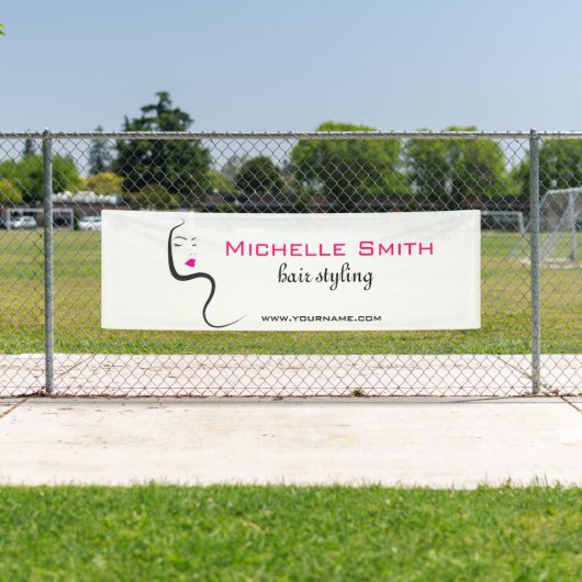 Meisje met gegolfd haar Hairstyling-brandpictogram Spandoek (Insitu)