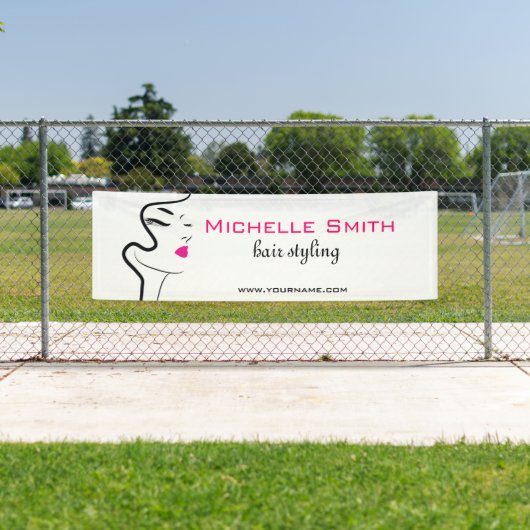 Meisje met gegolfd haar Hairstyling-brandpictogram Spandoek (Insitu)