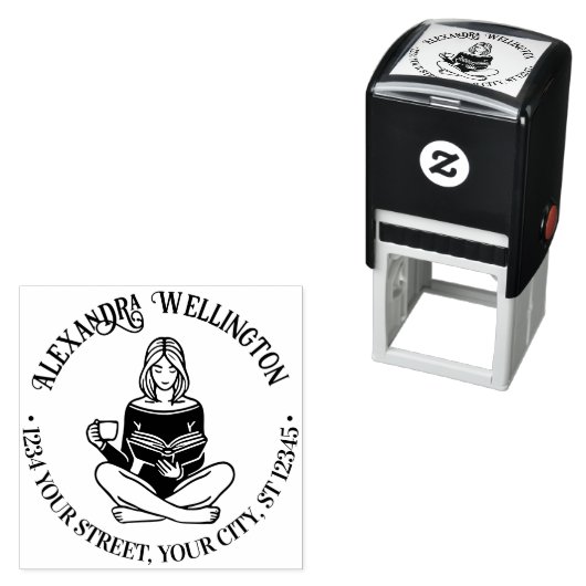 Meisje met gekruiste benen lezend #2 Naam Retourad Zelfinktende Stempel (In situ)