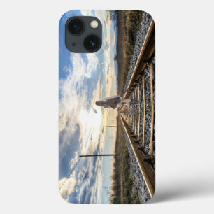 Meisje met gitaar op spoorwegen iPhone 13 hoesje