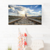 Meisje met gitaar op spoorwegen spandoek (Insitu)