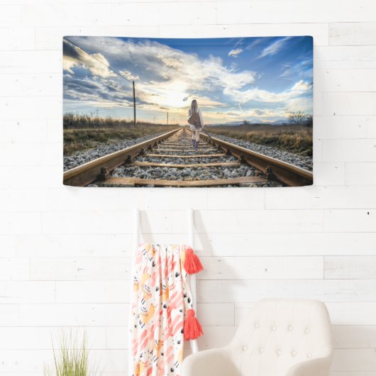 Meisje met gitaar op spoorwegen spandoek (Insitu)