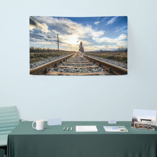 Meisje met gitaar op spoorwegen spandoek (Beurs)