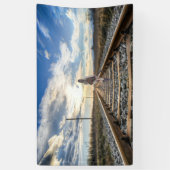 Meisje met gitaar op spoorwegen spandoek (Verticaal)