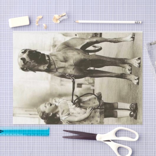  meisje met groots papier voor daandog (Craft)