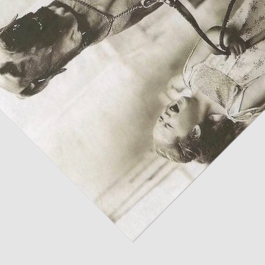  meisje met groots papier voor daandog (Detail)